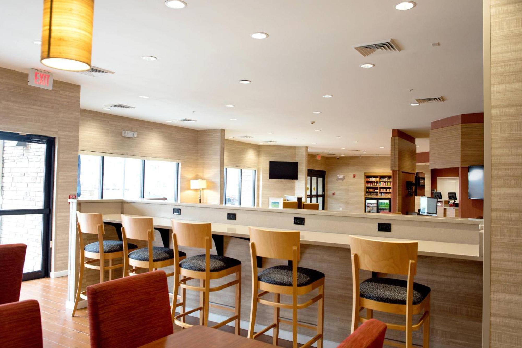 Towneplace Suites By Marriott Еймс Екстериор снимка