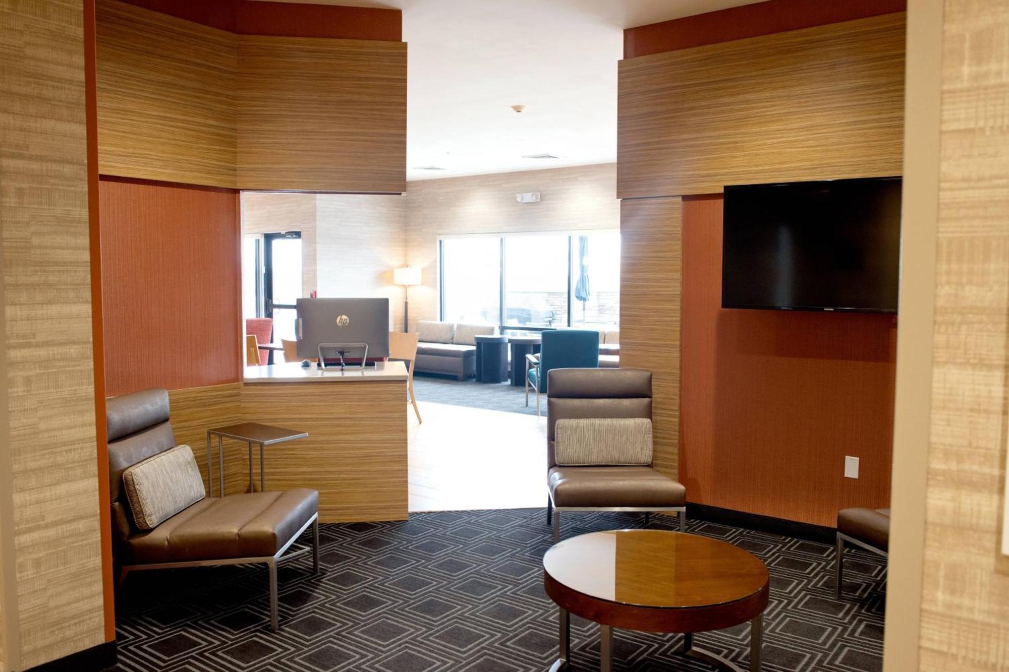 Towneplace Suites By Marriott Еймс Екстериор снимка