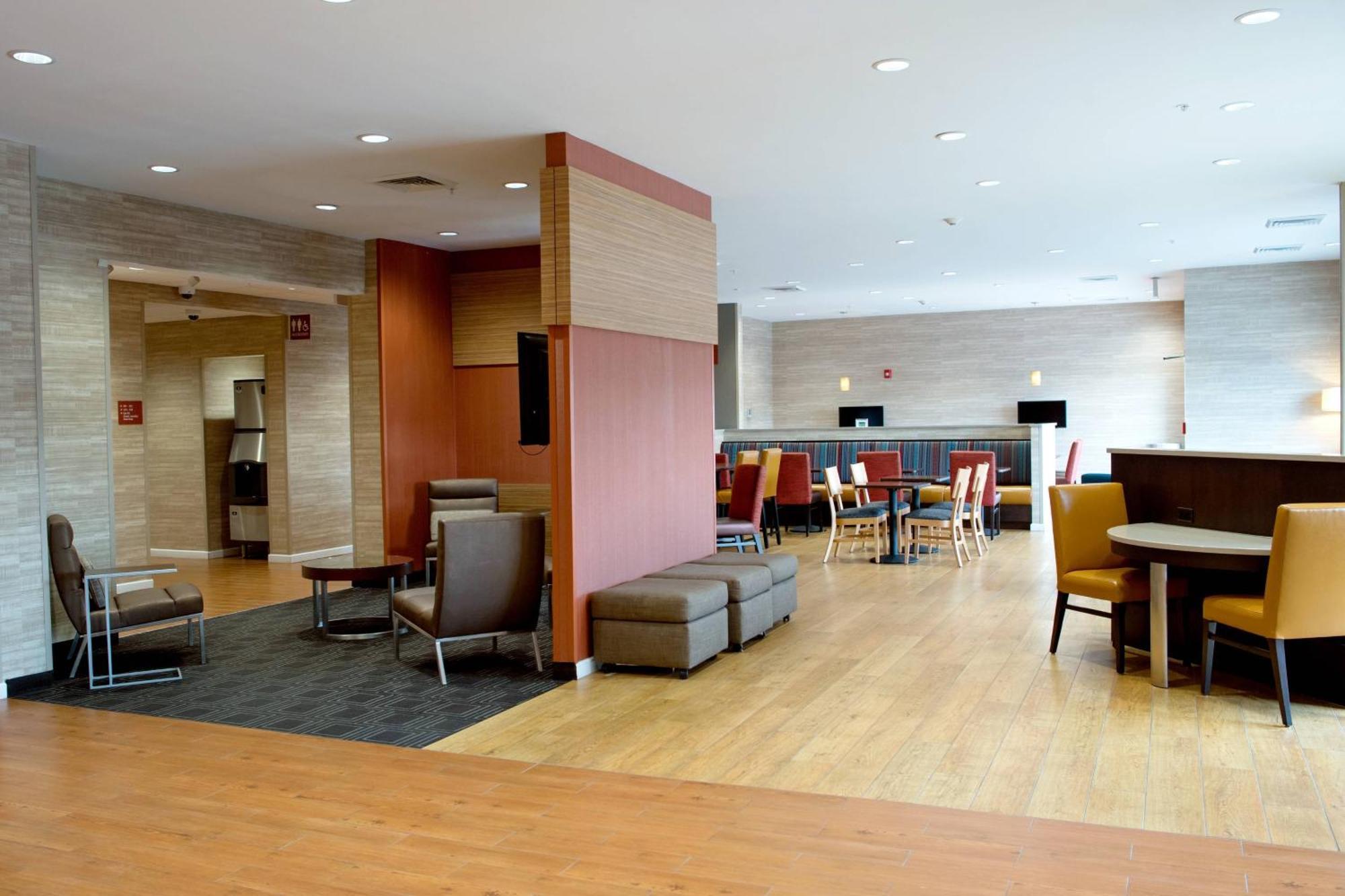Towneplace Suites By Marriott Еймс Екстериор снимка